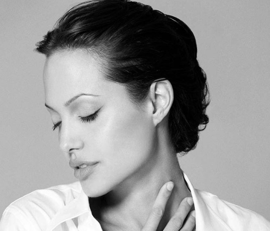 Angelina Jolie posa nuda e mostra le sue cicatrici visibili e non