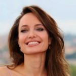Angelina Jolie posa nuda e mostra le sue cicatrici visibili e non