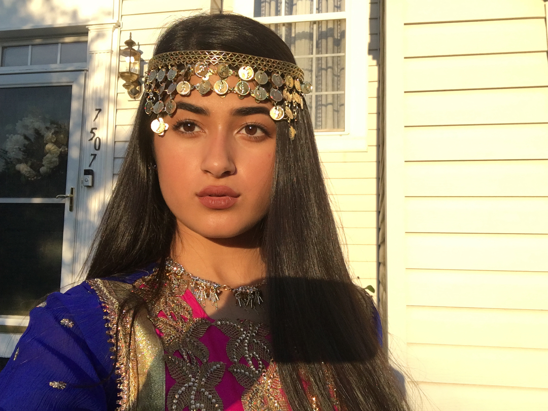 Il potente video Tik Tok di Feroza, che finge un tutorial beauty per aggirare la censura