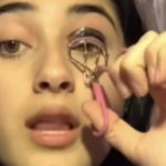 Il potente video Tik Tok di Feroza, che finge un tutorial beauty per aggirare la censura