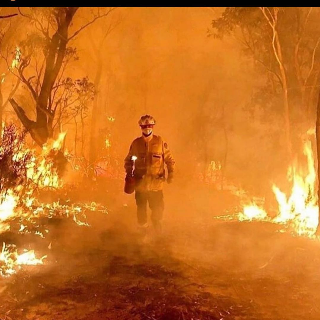 L'Australia che brucia in 14 immagini e nell'addio della piccola Charlotte a papà