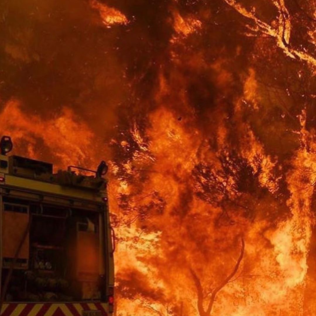 L'Australia che brucia in 14 immagini e nell'addio della piccola Charlotte a papà
