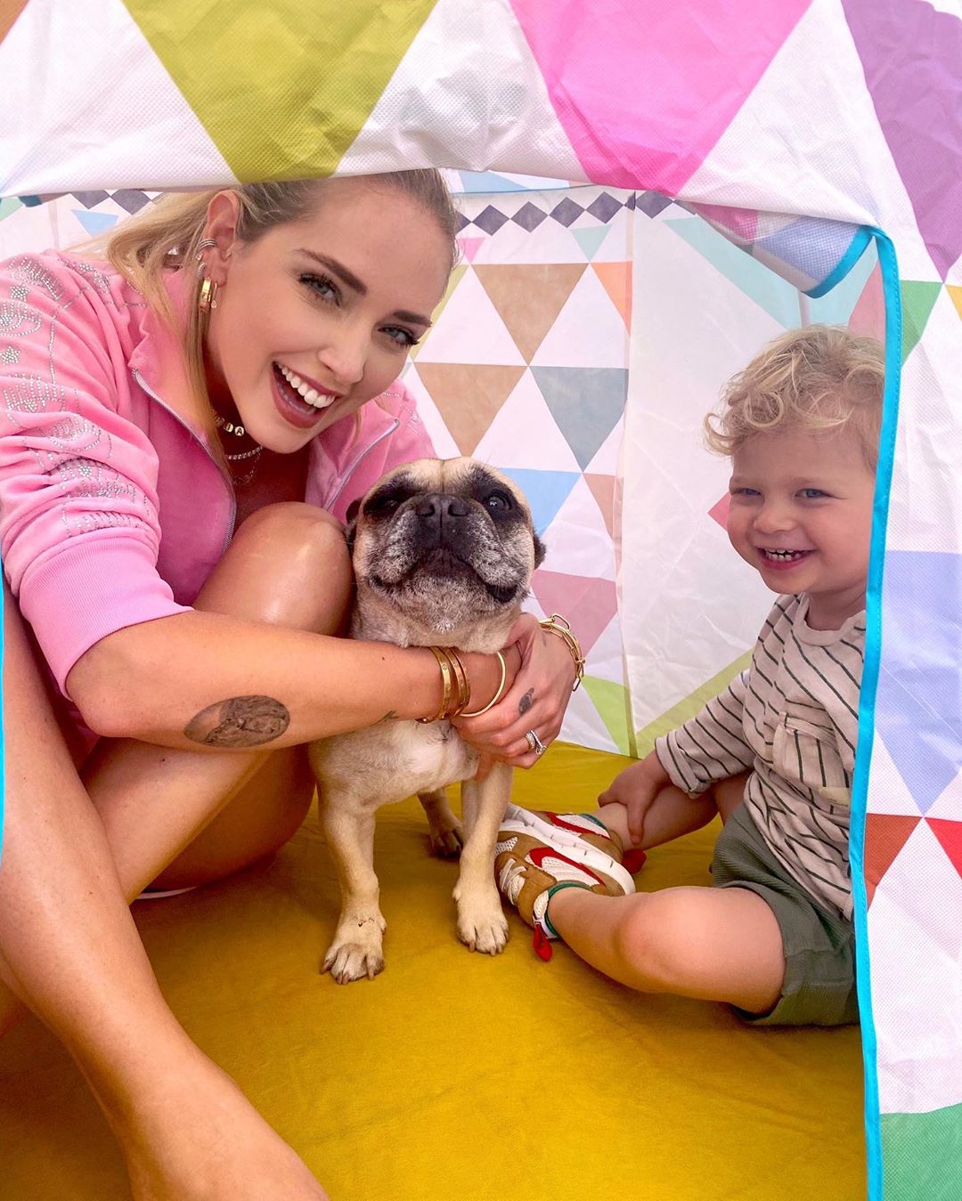 Il Cane Di Chiara Ferragni Ha Il Papillon Di Vuitton