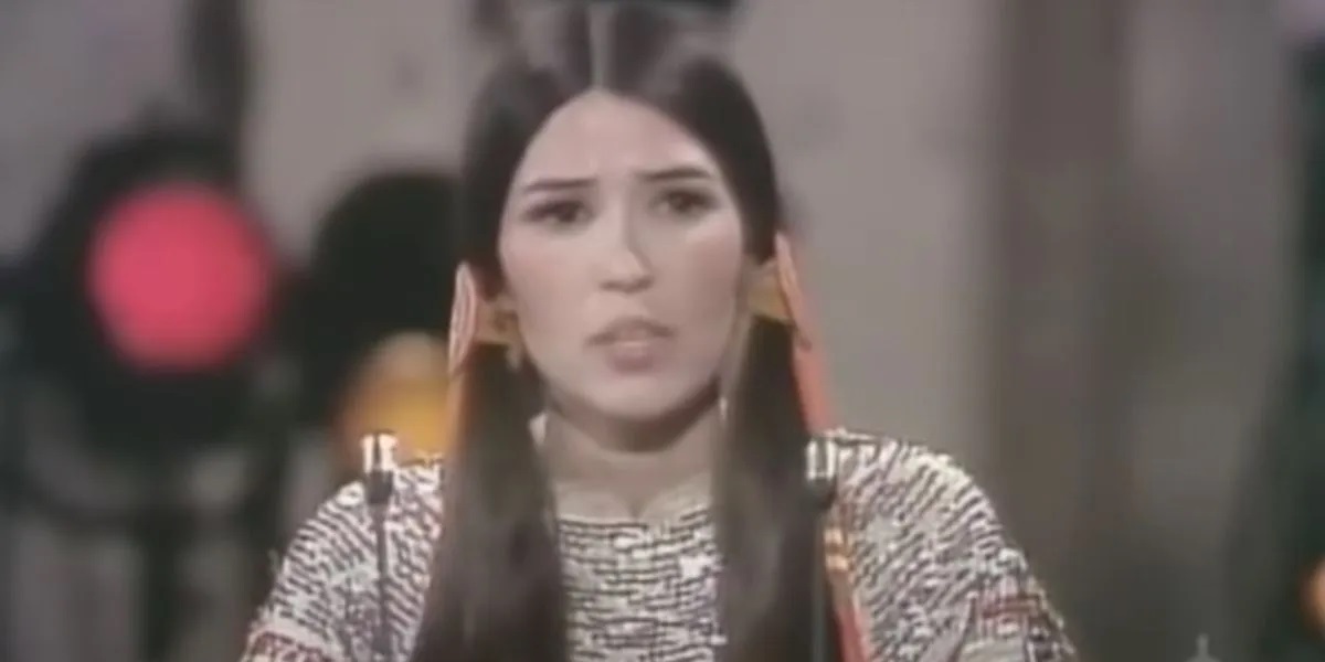 Dopo 50 anni l’Academy si è scusata con Sacheen Littlefeather, che rifutò un Oscar per conto di Marlon Brando Dopo 50 anni l’Academy si è scusata con Sacheen Littlefeather, che rifutò un Oscar per conto di Marlon Brando