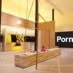 Pornhub apre il primo hard store europeo natalizio a Milano