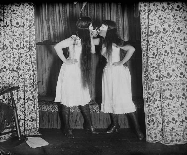 La storia di Alice Austen, la prima fotografa che immortalò l'amore tra donne