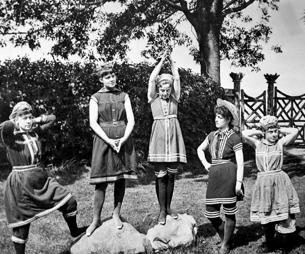 La storia di Alice Austen, la prima fotografa che immortalò l'amore tra donne