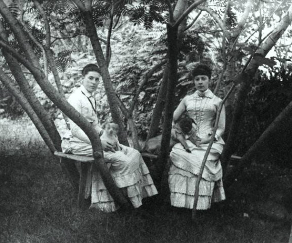 La storia di Alice Austen, la prima fotografa che immortalò l'amore tra donne