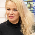 Pamela Anderson: "la mia nuova vita tra menopausa e un amore 18 anni più giovane"