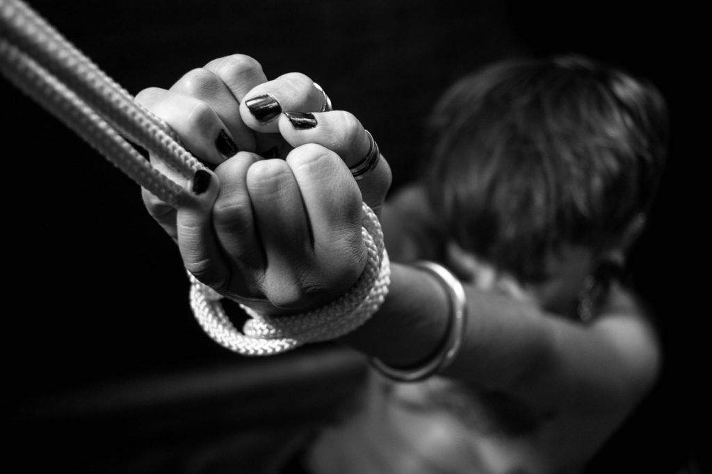 Cosa accade in un incontro di Shibari, l'arte giapponese della legatura erotica