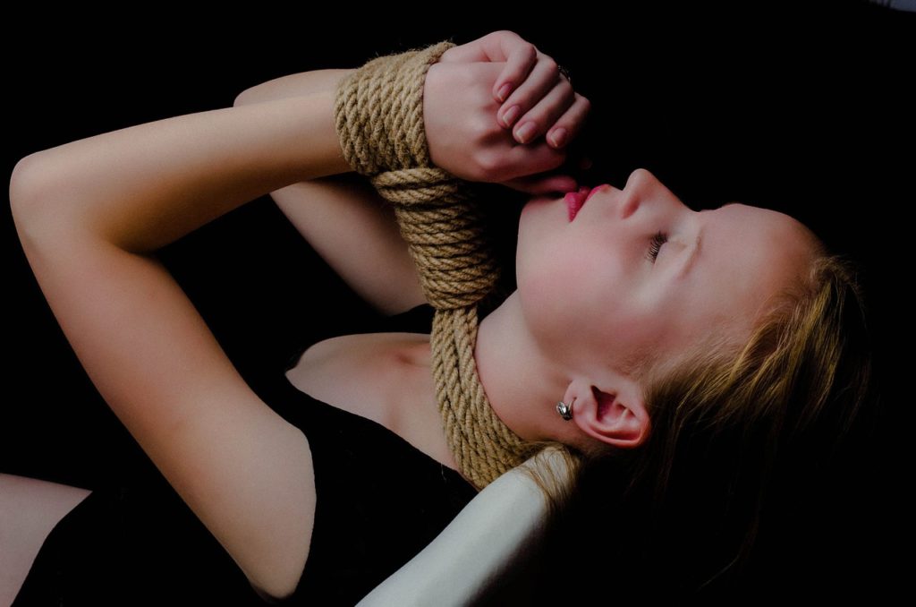 Cosa accade in un incontro di Shibari, l'arte giapponese della legatura erotica