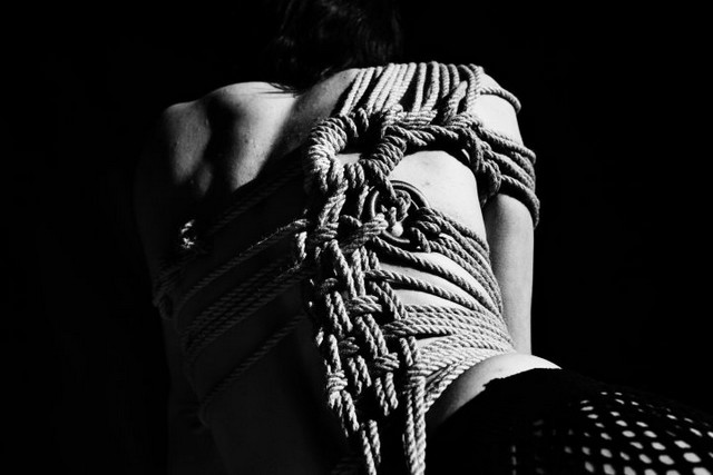 Cosa accade in un incontro di Shibari, l'arte giapponese della legatura erotica