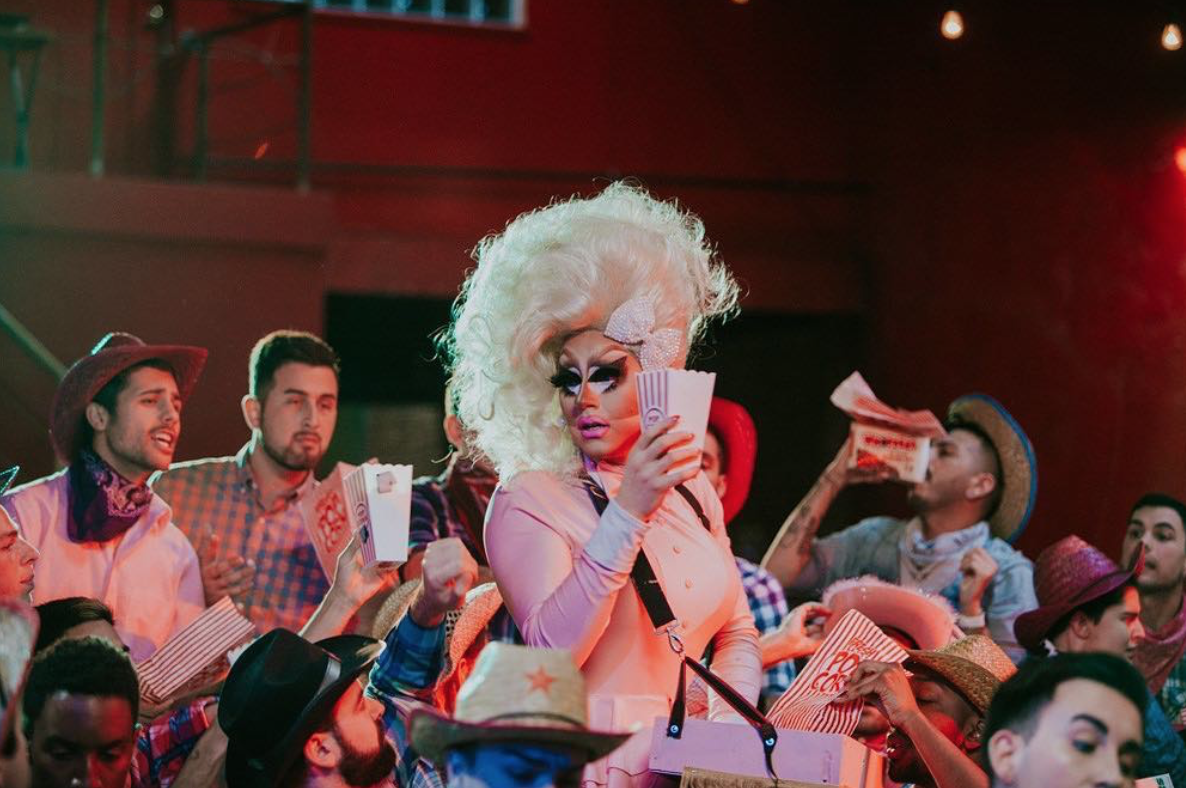 Chi è Trixie Mattel, la Drag Star metà Dolly Parton, metà Barbie