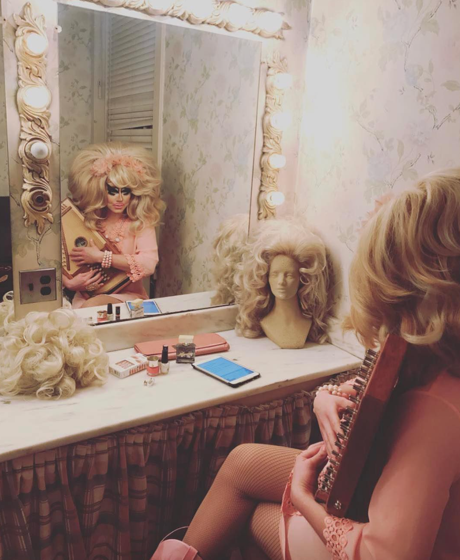 Chi è Trixie Mattel, la Drag Star metà Dolly Parton, metà Barbie