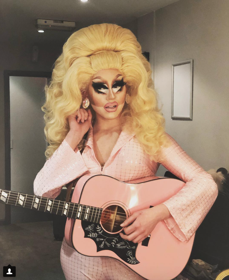Chi è Trixie Mattel, la Drag Star metà Dolly Parton, metà Barbie