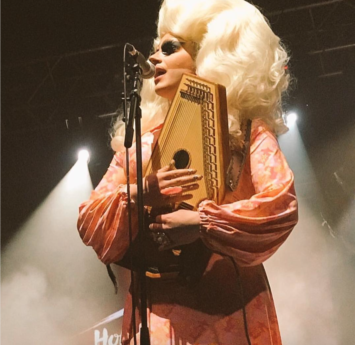 Chi è Trixie Mattel, la Drag Star metà Dolly Parton, metà Barbie