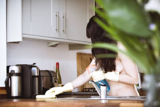 Chi sono le naturist cleaners che lavano e stirano completamente nude