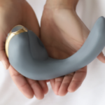 Se si revoca un premio a un massaggiatore per vagina perché “osceno e indecente”