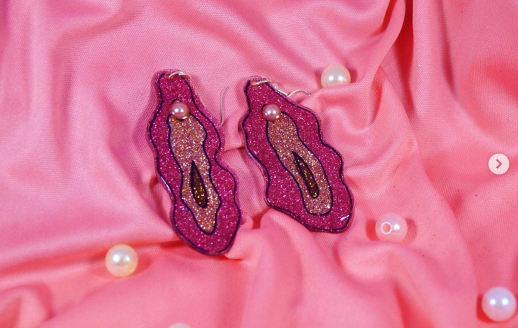 Vajazzling, la decorazione che fa splendere la vagina: chi la fa e controindicazioni