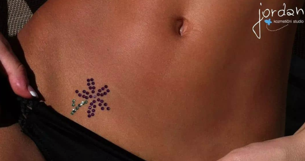 Vajazzling, la decorazione che fa splendere la vagina: chi la fa e controindicazioni