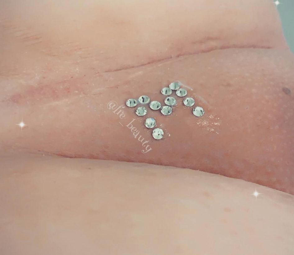 Vajazzling, la decorazione che fa splendere la vagina: chi la fa e controindicazioni