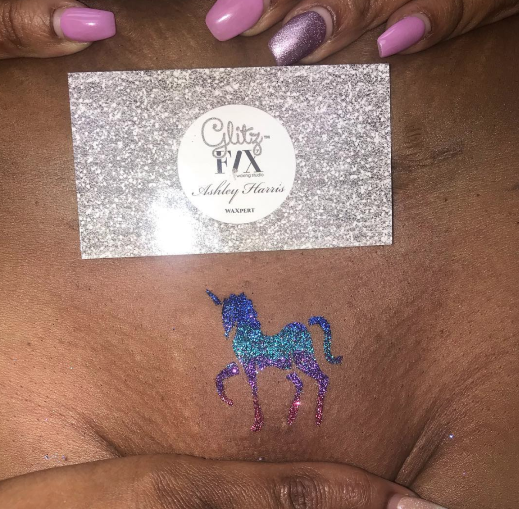 Vajazzling, la decorazione che fa splendere la vagina: chi la fa e controindicazioni