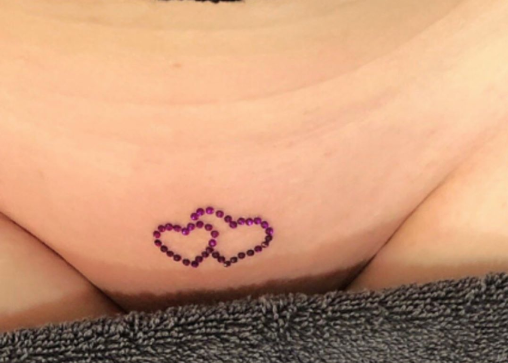 Vajazzling, la decorazione che fa splendere la vagina: chi la fa e controindicazioni