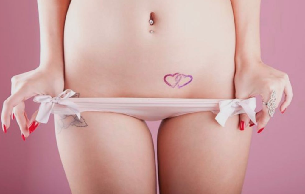 Vajazzling, la decorazione che fa splendere la vagina: chi la fa e controindicazioni