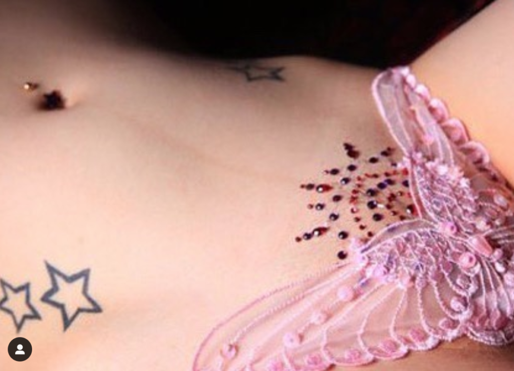 Vajazzling, la decorazione che fa splendere la vagina: chi la fa e controindicazioni