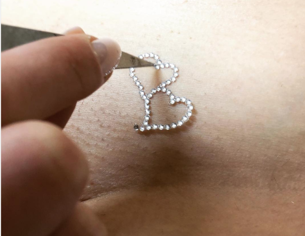 Vajazzling, la decorazione che fa splendere la vagina: chi la fa e controindicazioni