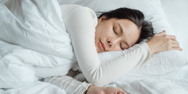 Parliamo di sonnofilia: perché essere toccate o toccati mentre si dorme è abuso