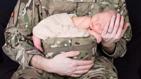 Mio Papà È Un Soldato: Adorabili Bambini In Posa Per Beneficenza Mio Papà È Un Soldato: Adorabili Bambini In Posa Per Beneficenza
