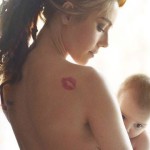 "Tu Non Puoi Allattare": La Sentenza che Colpisce una Mamma con dei Tatuaggi