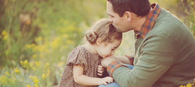 Rapporto tra Padre e Figlia: la sua Evoluzione dall'Infanzia all'Adolescenza Rapporto tra Padre e Figlia: la sua Evoluzione dall'Infanzia all'Adolescenza