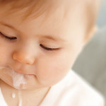Il Rigurgito del Neonato, Cosa lo Provoca e Come Rimediarvi
