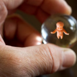 Aborto: tipologie, metodi e polemiche