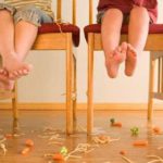 Il pediatra avverte: "Basta ossessione pulizia! Se cade me lo mangio. Il problema non è il pavimento ma..."
