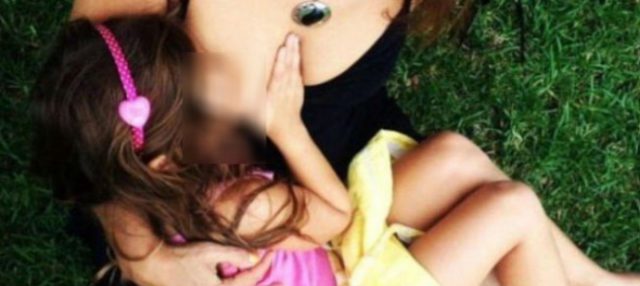 Allatta al seno la figlia di 7 anni: madre accusata di abusi sessuali Allatta al seno la figlia di 7 anni: madre accusata di abusi sessuali