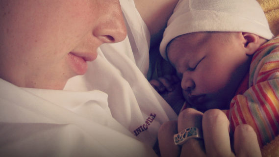 Le mamme che postano le foto dei figli sui social sono le più insicure Le mamme che postano le foto dei figli sui social sono le più insicure