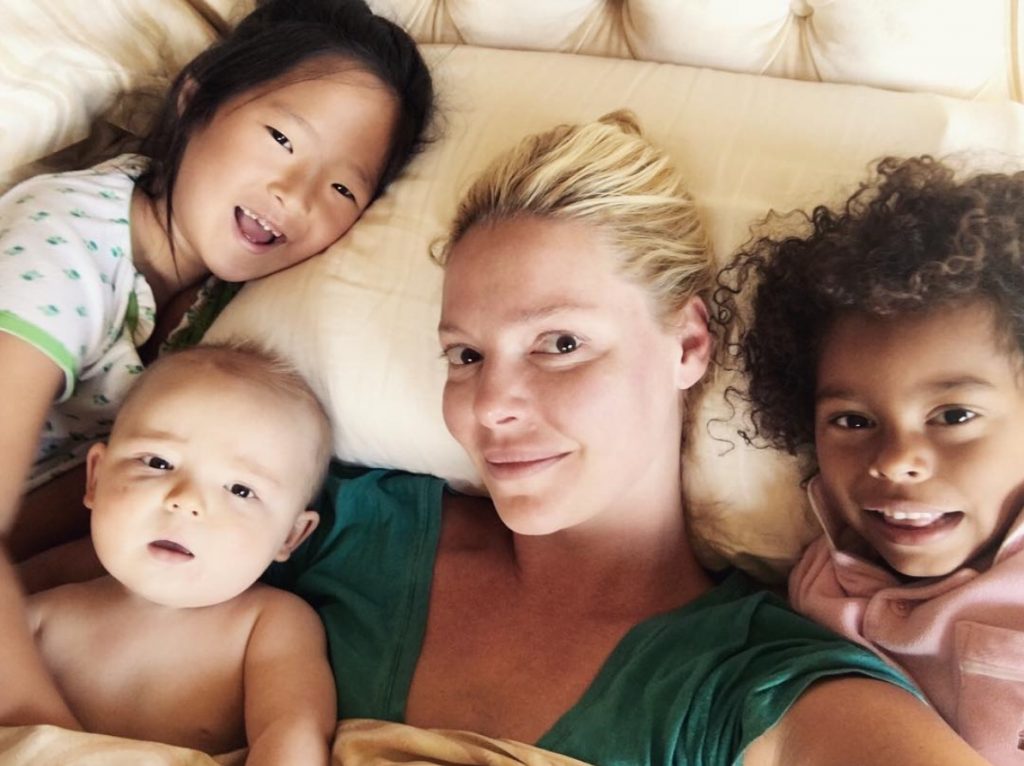 Katherine Heigl, due figlie adottate e uno naturale: "Meglio l'adozione"