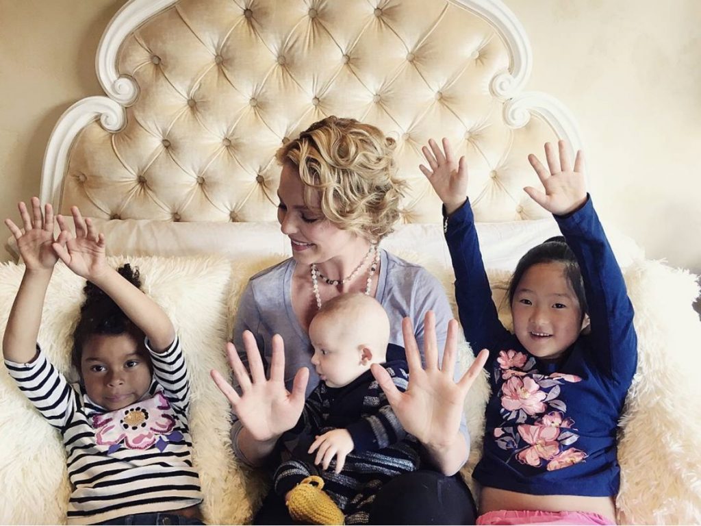 Katherine Heigl, due figlie adottate e uno naturale: "Meglio l'adozione"