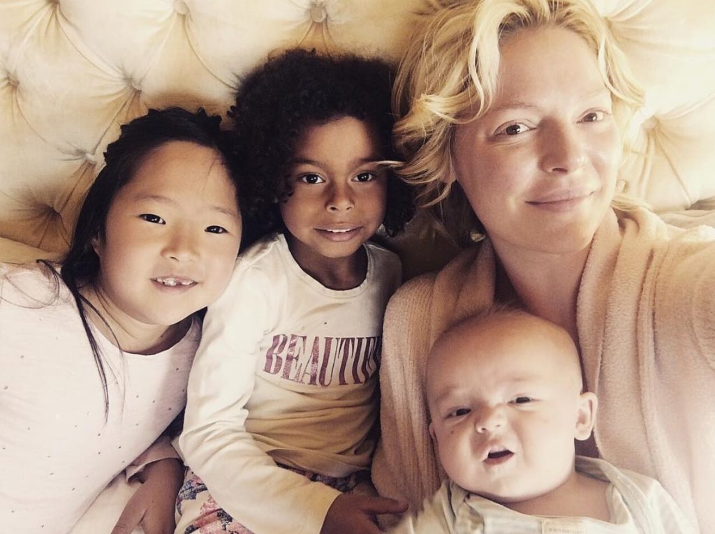 Katherine Heigl, due figlie adottate e uno naturale: "Meglio l'adozione"