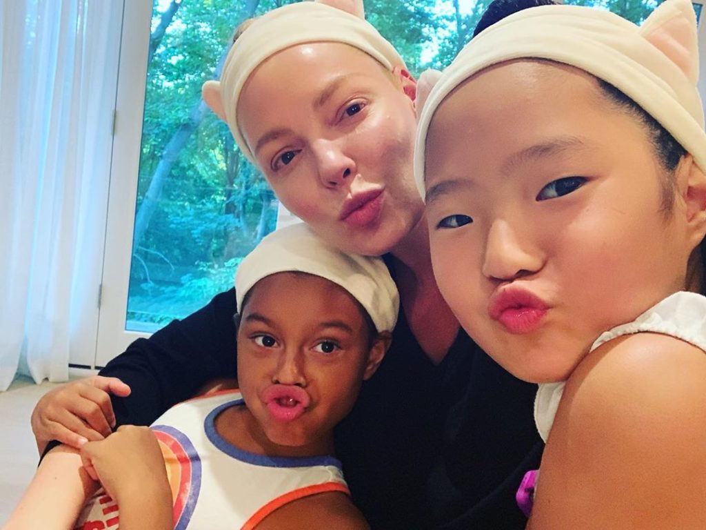 Katherine Heigl, due figlie adottate e uno naturale: "Meglio l'adozione"