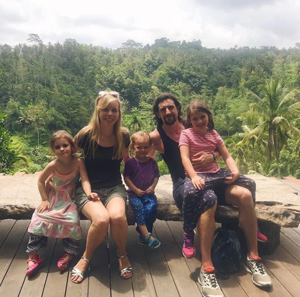 Famiglia lascia città e lavoro e si trasferisce a Bali: "Potete farlo anche voi"