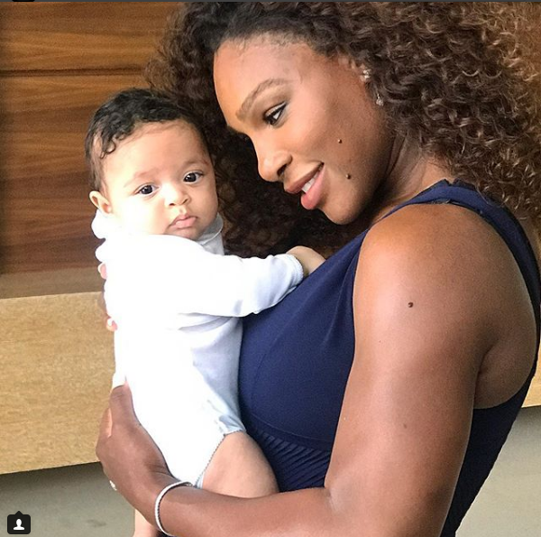 Serena Williams e le altre star che hanno raccontato il lato oscuro di essere madri