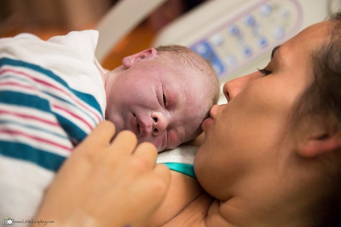 Le foto del parto fulmineo di Jes nel corridoio dell'ospedale