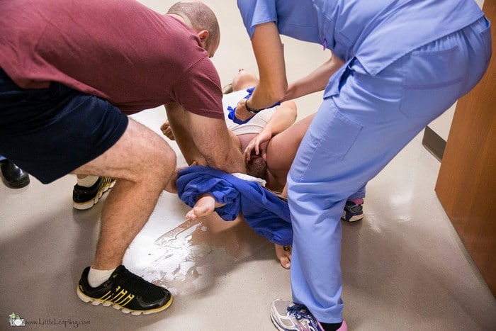 Le foto del parto fulmineo di Jes nel corridoio dell'ospedale