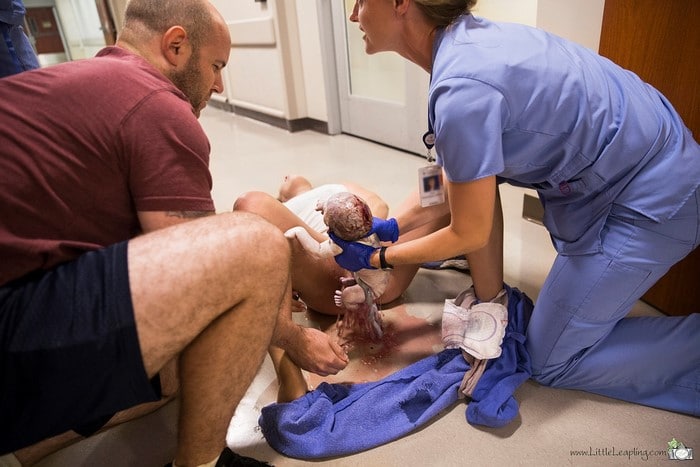 Le foto del parto fulmineo di Jes nel corridoio dell'ospedale