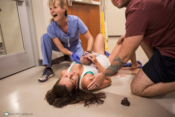Le foto del parto fulmineo di Jes nel corridoio dell'ospedale