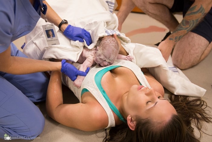 Le foto del parto fulmineo di Jes nel corridoio dell'ospedale